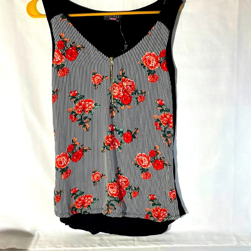 Discreet Women’s blouse NWT sleeveless.            Size L